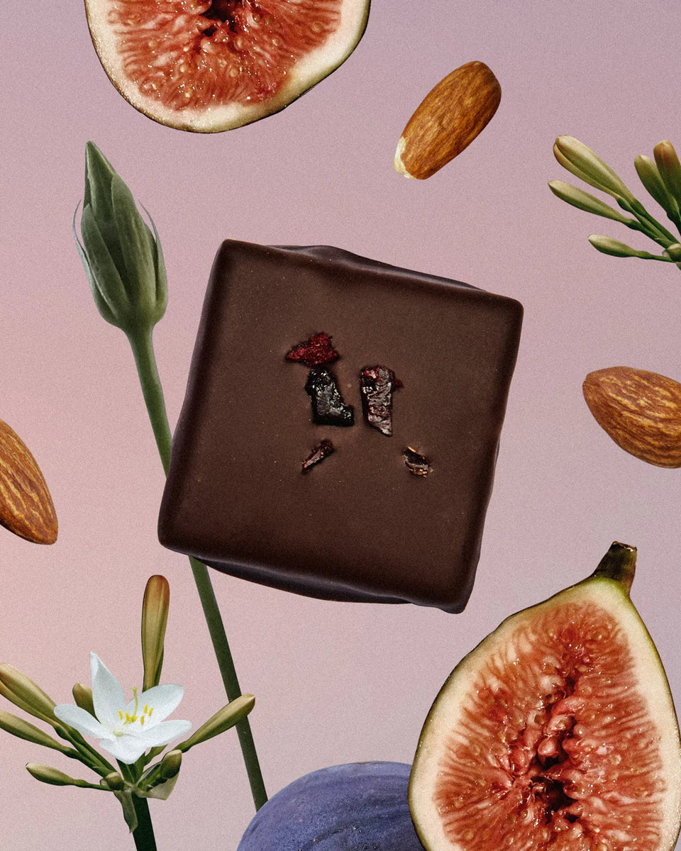 Snack de chocolate Chakra con higos salados y almendras